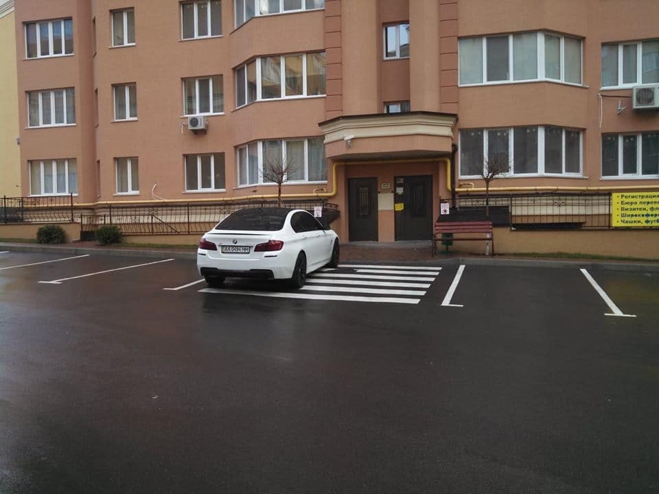 Полінувався: герой парковки з передмістя Києва підірвав соцмережі