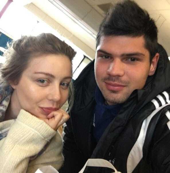 Кароль без макияжа позировала с украинскими футболистами в Лондоне: фотофакт