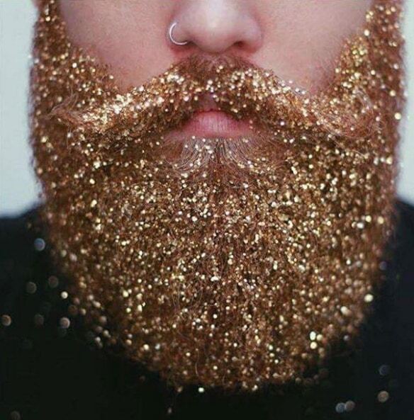 Зимний тренд: мужчины украшают бороды блестками 