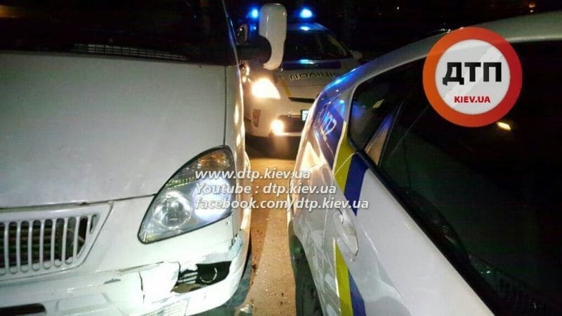 У Києві п'яний водій "Газелі" протаранив два поліцейських авто: опубліковані відео та фото