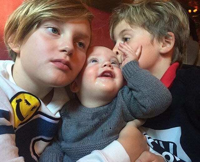 Счастливая мама: Лив Тайлер поделилась трогательным фото троих сыновей 