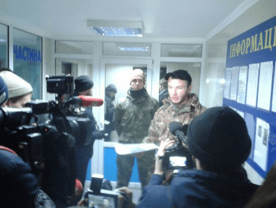 Активисты с шинами пришли в полицию требовать справедливости в деле Бузины