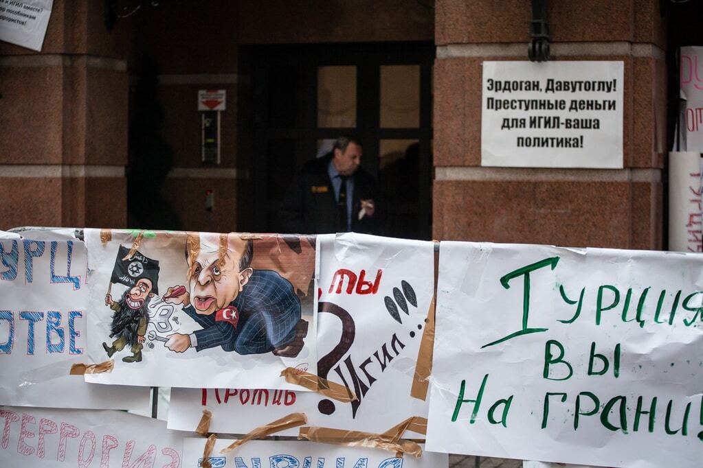"Возмездие": в Москве разгромили посольство Турции: опубликовано видео