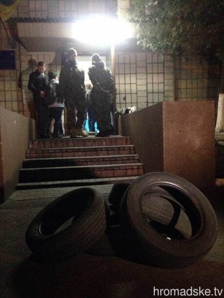 Активисты с шинами пришли в полицию требовать справедливости в деле Бузины