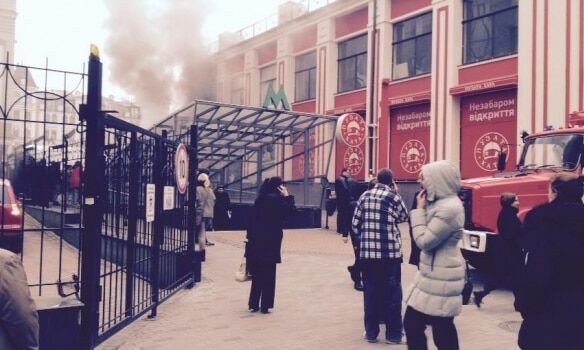 В Киеве возле метро горел ресторан: опубликованы фото