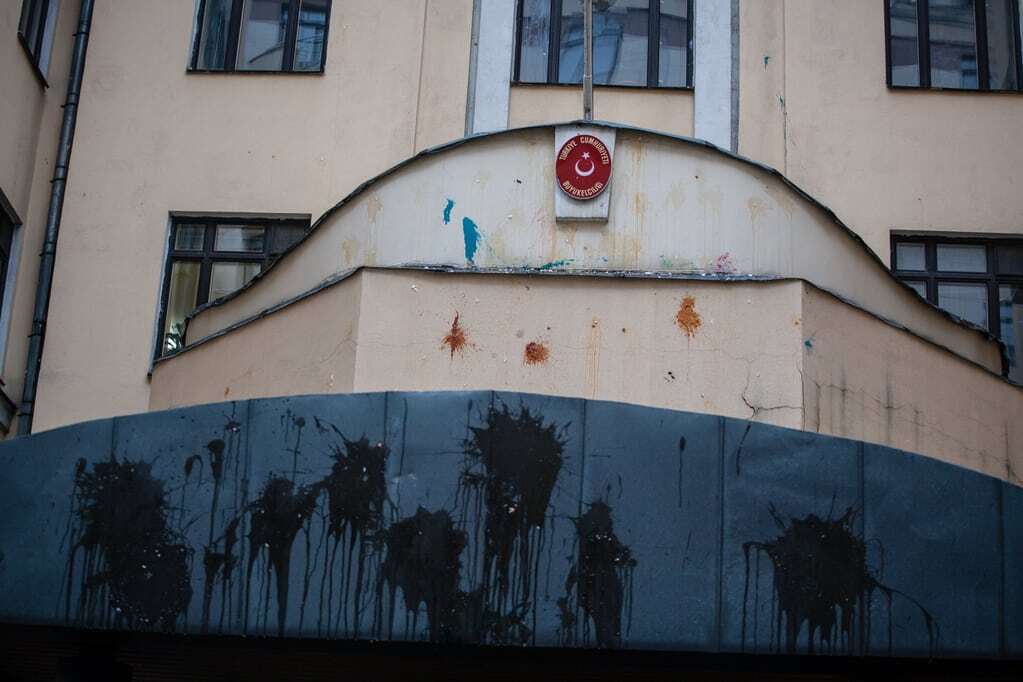 "Відплата": у Москві розгромили посольство Туреччини: опубліковано відео