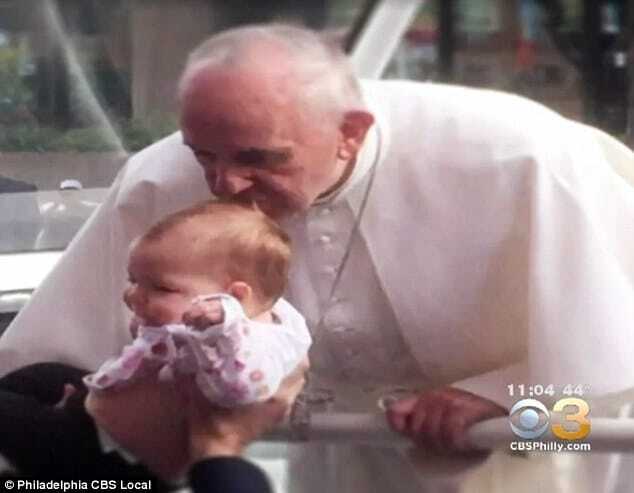 Чудо Папи Франциска: поцілунок понтифіка врятував дитину