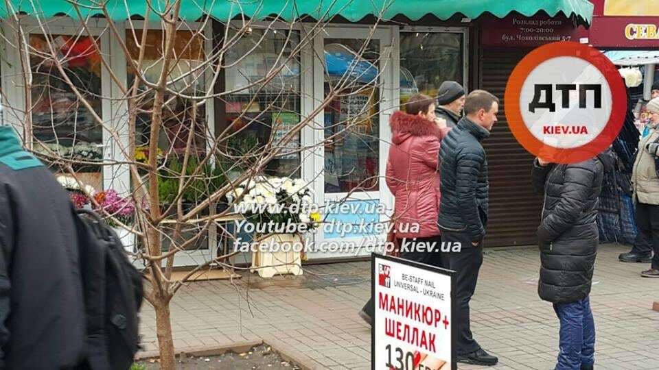 В Киеве агрессивный продавец цветов напал на полицейских 