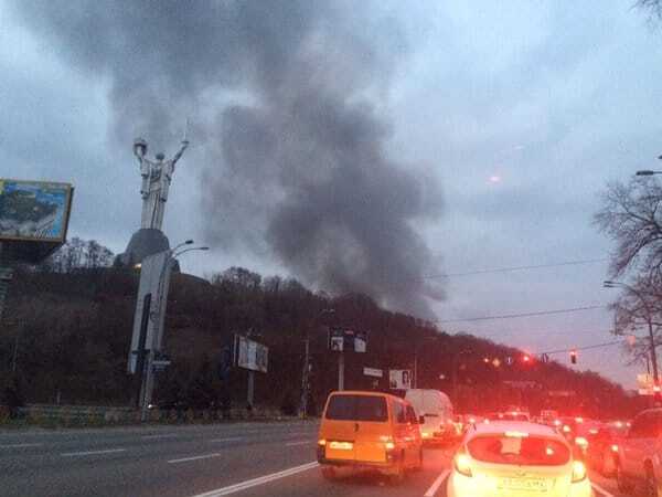 В Киеве произошел масштабный пожар: все подробности, фото и видео