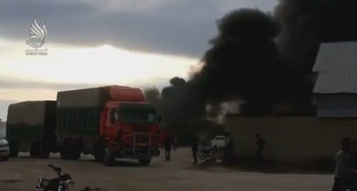 На границе Турции и Сирии разбомбили гумконвой: повстанцы обвинили ВВС России