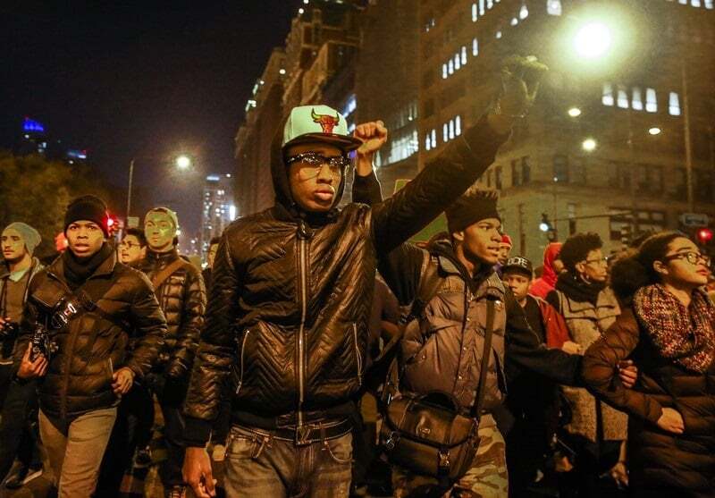В Чикаго разгорелся бунт после убийства темнокожего подростка: фоторепортаж 