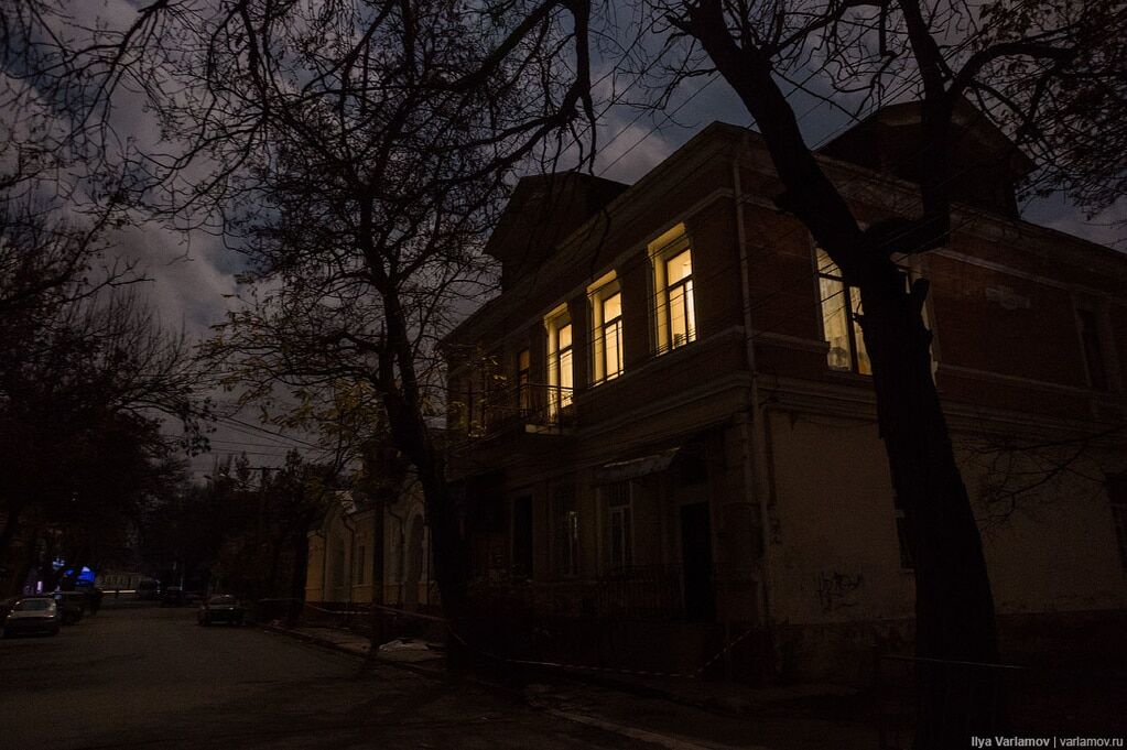 Крымский блэкаут: бензин исчез, свечки подорожали, продукты испортились