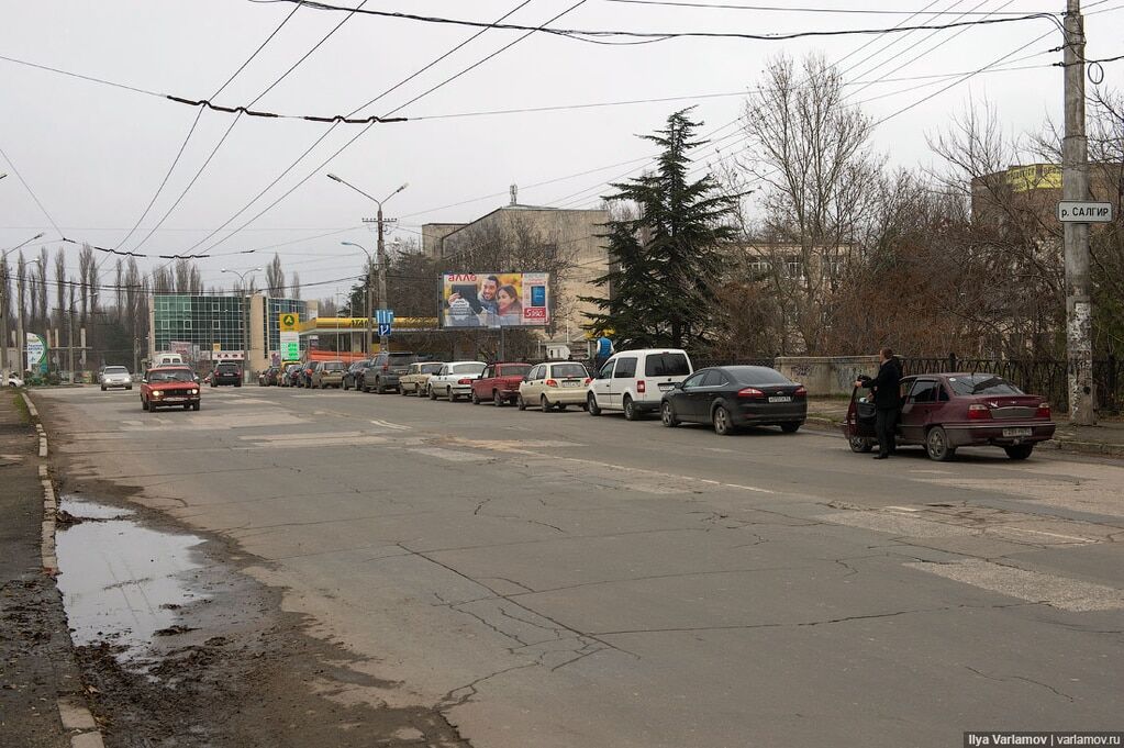 Кримський блекаут: бензин зник, свічки подорожчали, продукти зіпсувалися