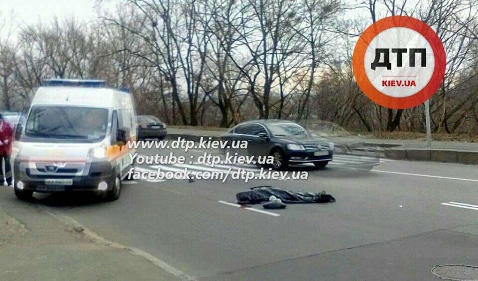 Смертельное ДТП в Киеве: женщину сбил полицейский автомобиль