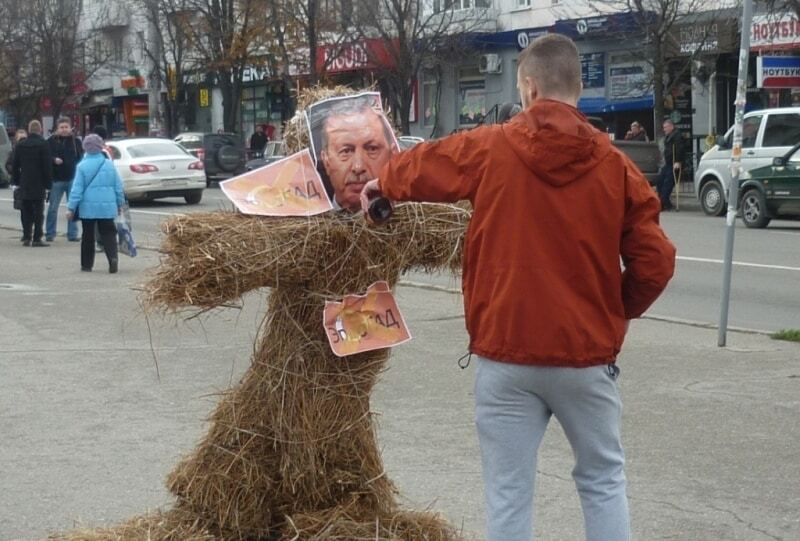 Погралися з вогнем: у Криму фанатики російського світу спалили опудало Ердогана