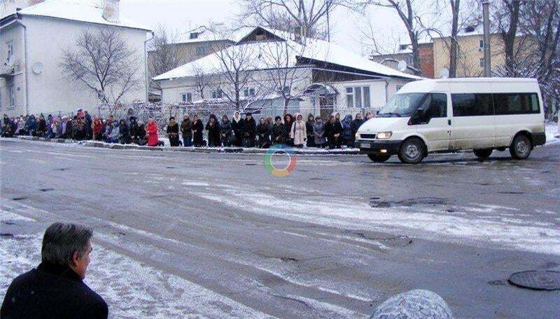 На Ивано-Франковщине погибшего бойца встречали на коленях, РГА объявила траур