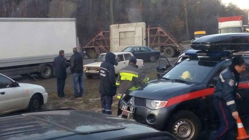 У Києві вантажівка розчавила легковик: опубліковані фото
