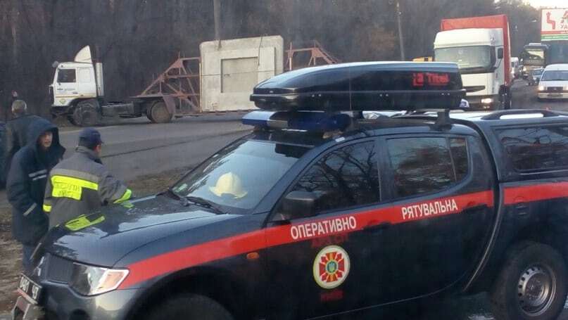 У Києві вантажівка розчавила легковик: опубліковані фото