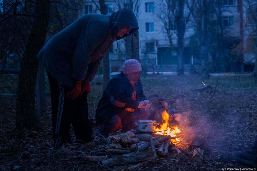 Блэкаут в Крыму: еда на кострах и гнев на кухнях - фоторепортаж