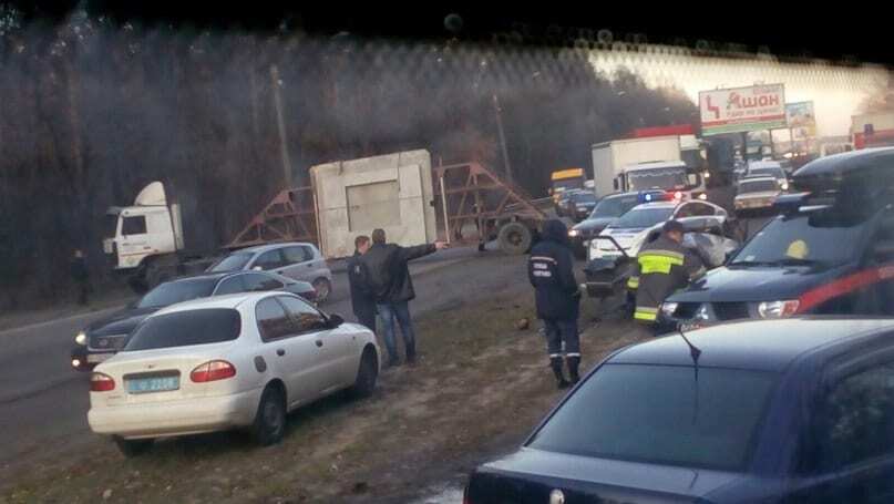 У Києві вантажівка розчавила легковик: опубліковані фото