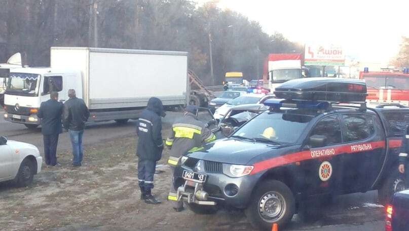 У Києві вантажівка розчавила легковик: опубліковані фото
