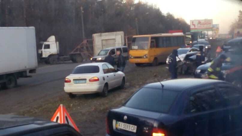 У Києві вантажівка розчавила легковик: опубліковані фото