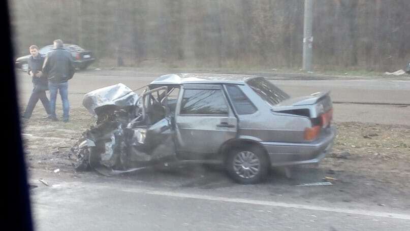 У Києві вантажівка розчавила легковик: опубліковані фото