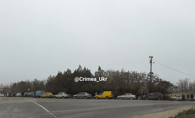 В погоне за бензином: крымчане простаивают в очереди по 15 часов, опубликованы фото
