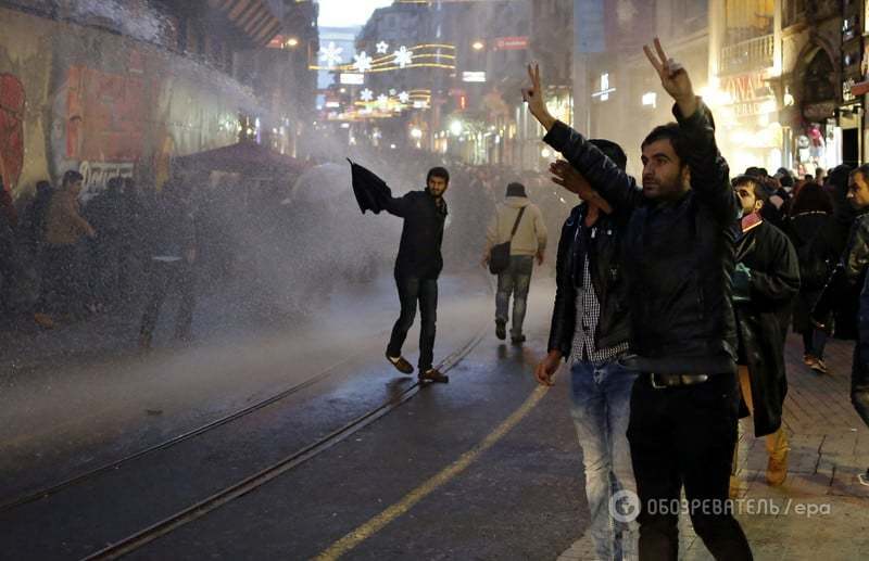 В Турции против демонстрантов применили водомет: опубликованы фото