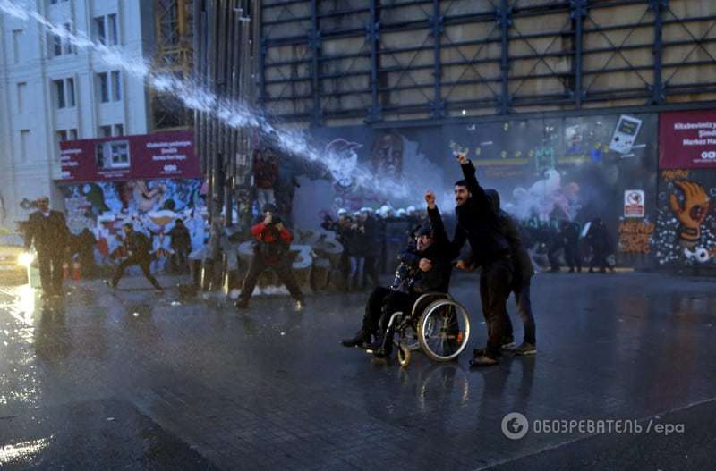 У Туреччині проти демонстрантів застосували водомет: опубліковані фото