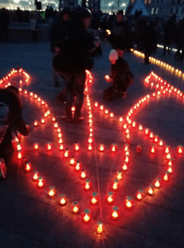 В Украине и в мире проходит акция памяти жертв Голодомора "Зажги свечу"