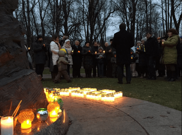 В Украине и в мире проходит акция памяти жертв Голодомора "Зажги свечу"