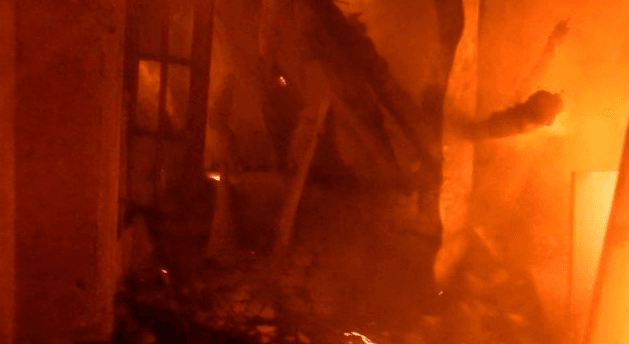 Донецк попал под обстрел: взрывы и горящие дома