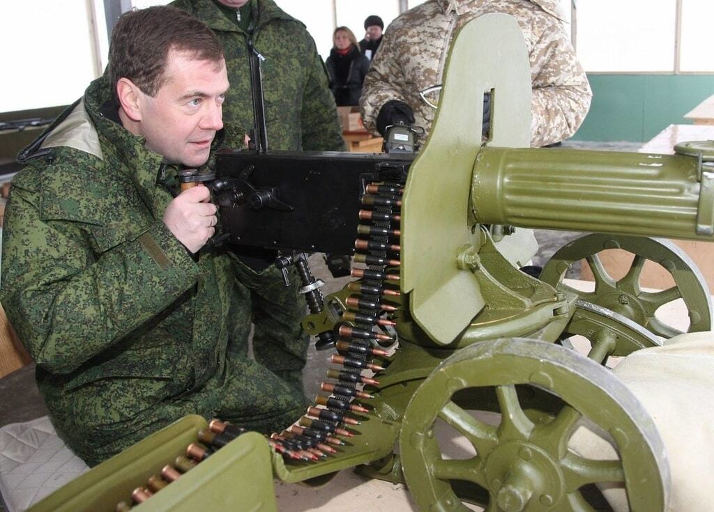 Акунін показав "літніх підлітків" зі зброєю, які керують Росією