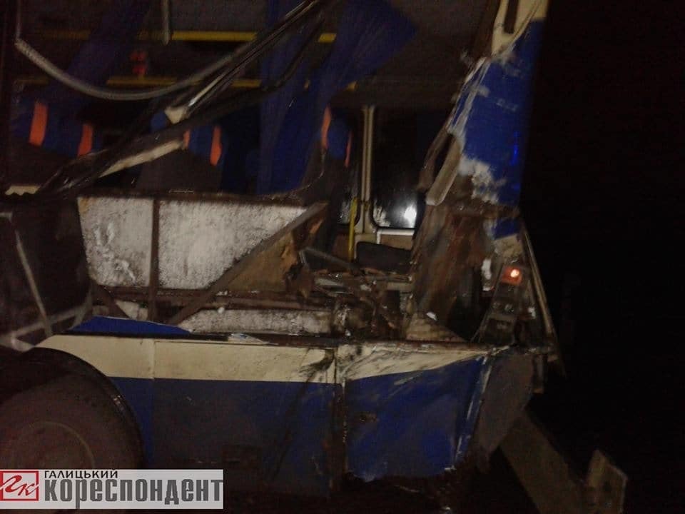 На Прикарпатье лесовоз разорвал пассажирский автобус: шокирующие фото