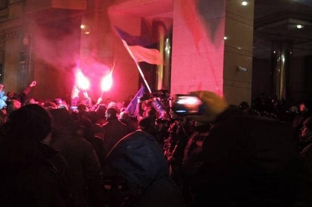 Активисты и силовики подрались под офисом Ахметова в Киеве: фотофакт