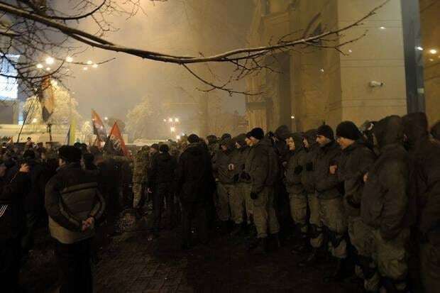 Активисты и силовики подрались под офисом Ахметова в Киеве: фотофакт