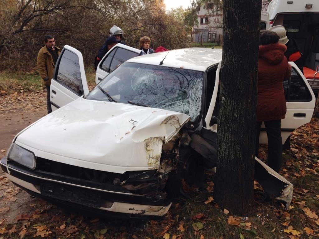 ДТП в Чернигове: Peugeot вылетел на обочину и врезался в дерево