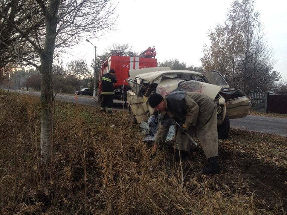 На Київщині автомобіль врізався в дерево: є загиблі