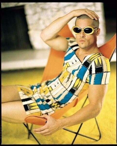 Лысый Брэд Питт в коротком платье позировал с поросенком для журнала