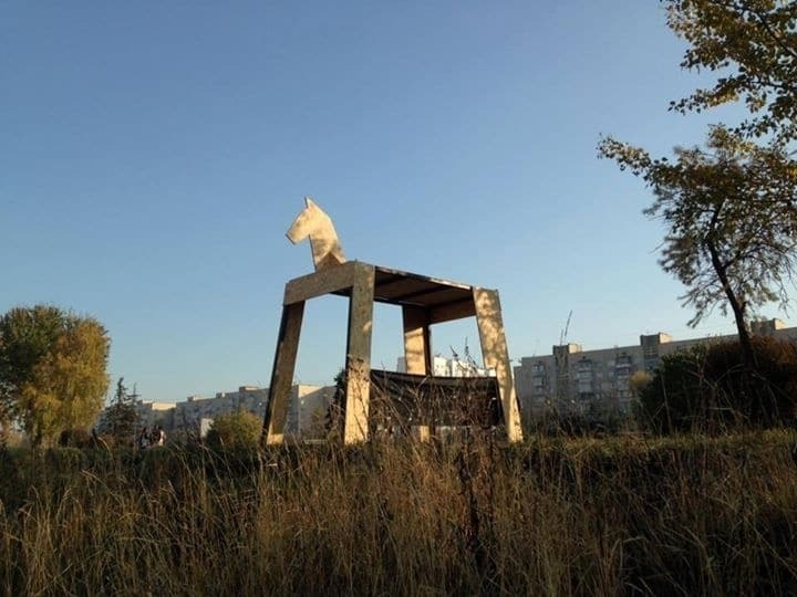 Почти троянский: в Киеве появился новый арт-объект