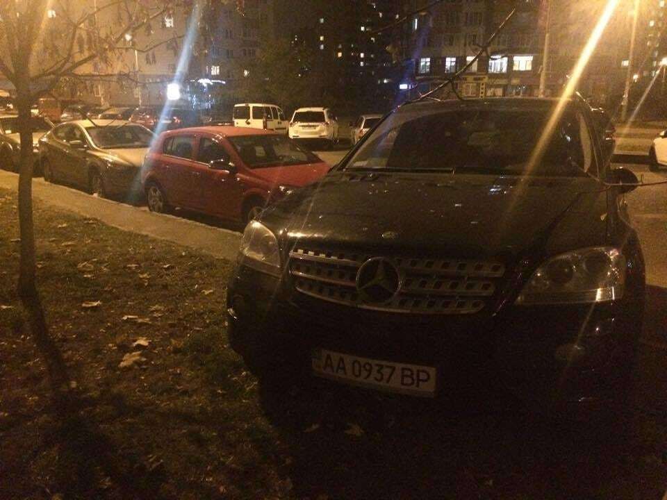 В соцсети показали, как в Киеве припарковался автохам с номером ВР