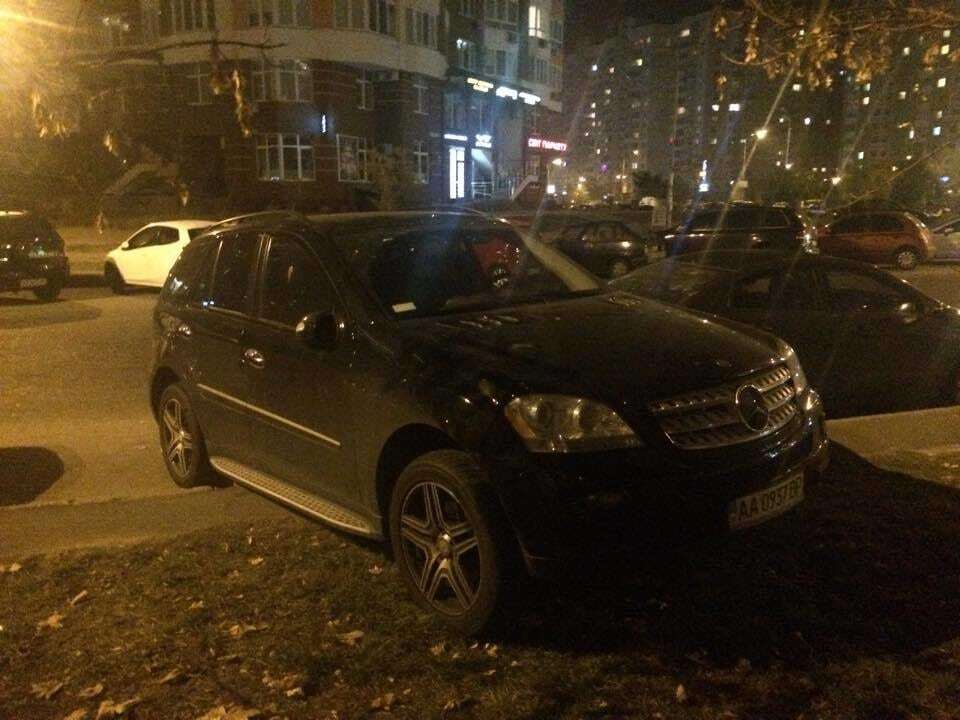 У соцмережі показали, як у Києві припаркувався автохам з номером ВР