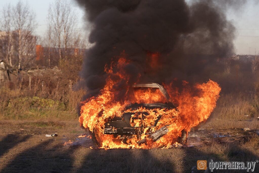 "Борец с санкционкой" Барецкий сжег свой BMW: фото- и видеофакт