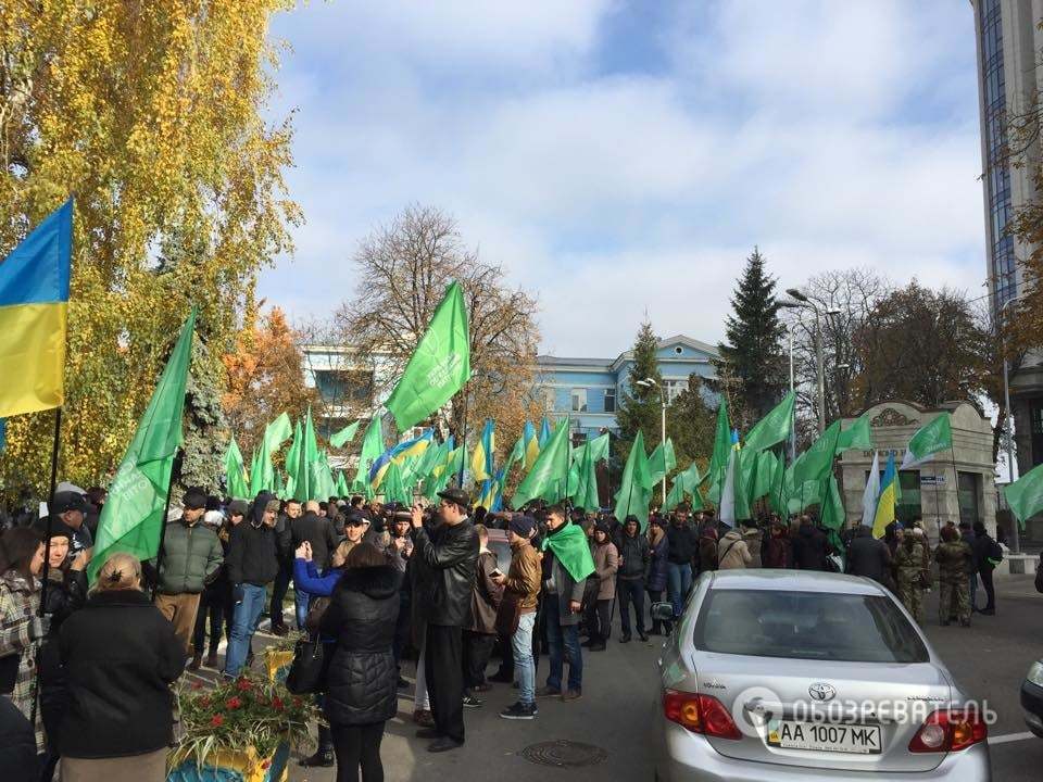 Митинг УКРОПа пришел под изолятор СБУ, к Корбану пустили адвоката