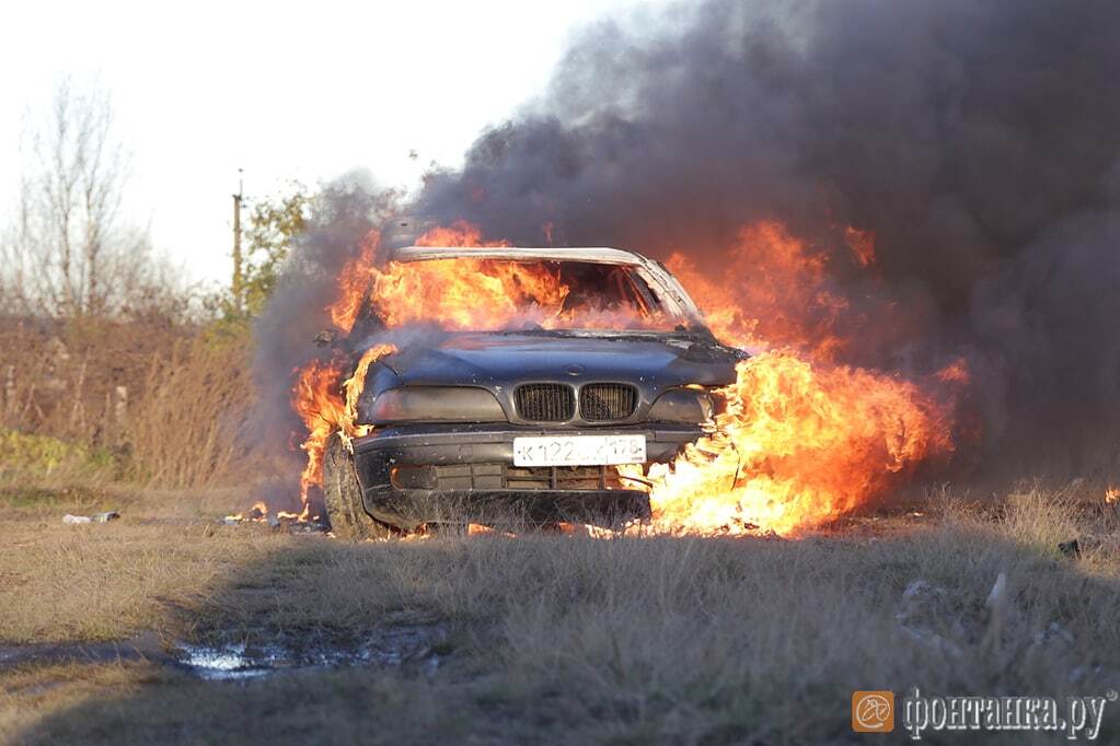 "Борец с санкционкой" Барецкий сжег свой BMW: фото- и видеофакт