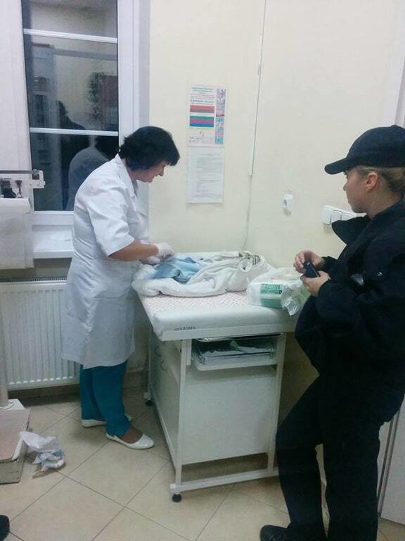 В Киеве полицейские спасли полузамерзшего малыша