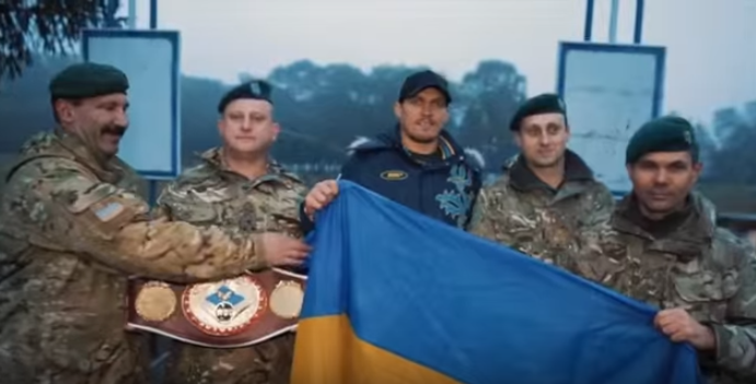 "Пусть оно все закончится!": Усик проведал украинских пограничников
