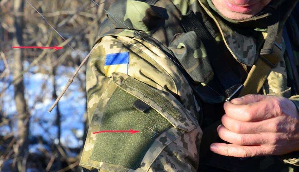 На крючке террориста: на Донбассе придумали адский способ установки растяжек. Фотофакт
