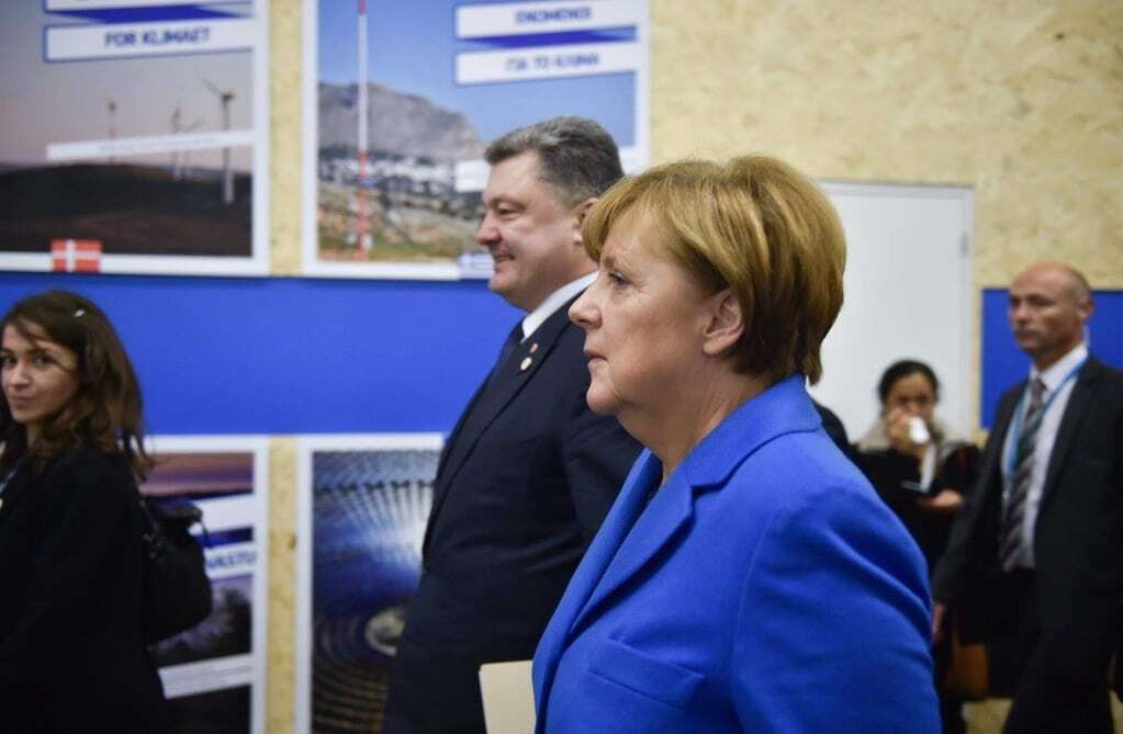 Порошенко проводить зустріч з Меркель в Парижі